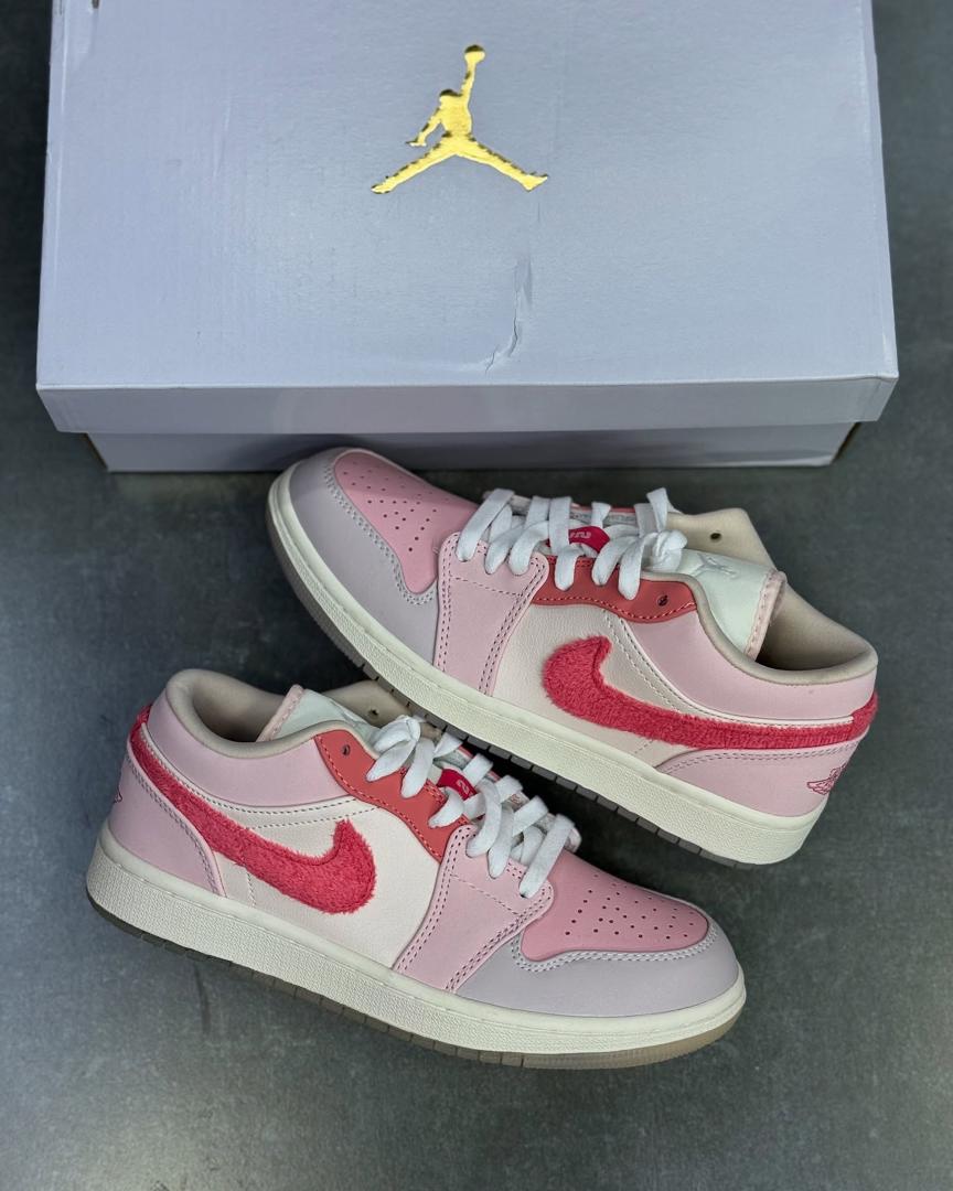 کفش کتونی زنانه نایک ایر جردن 1 Mighty Swooshers Pink - Image 2