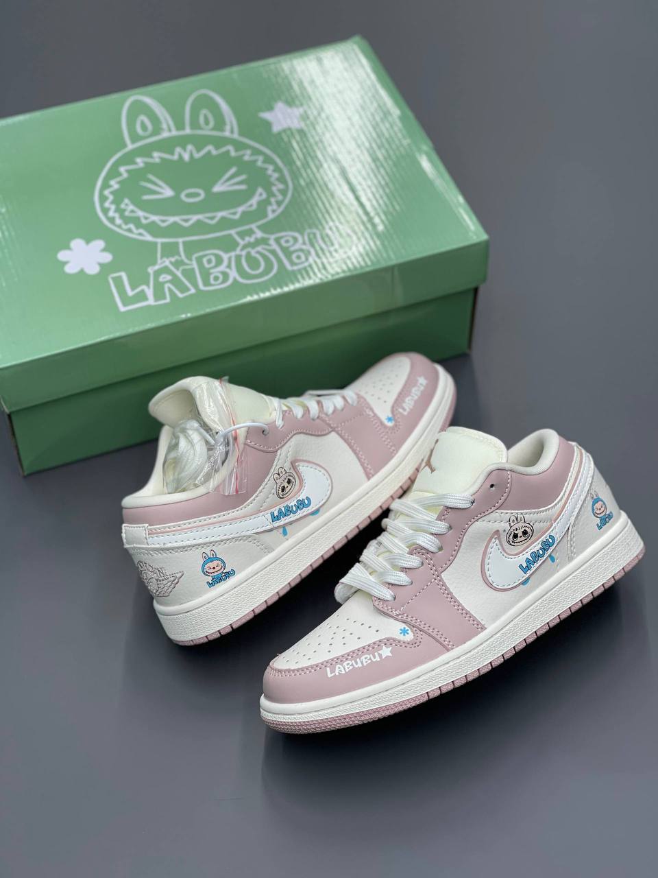 کفش کتونی زنانه نایک ایر جردن Labubu Air Jordan 1 Low - Image 2