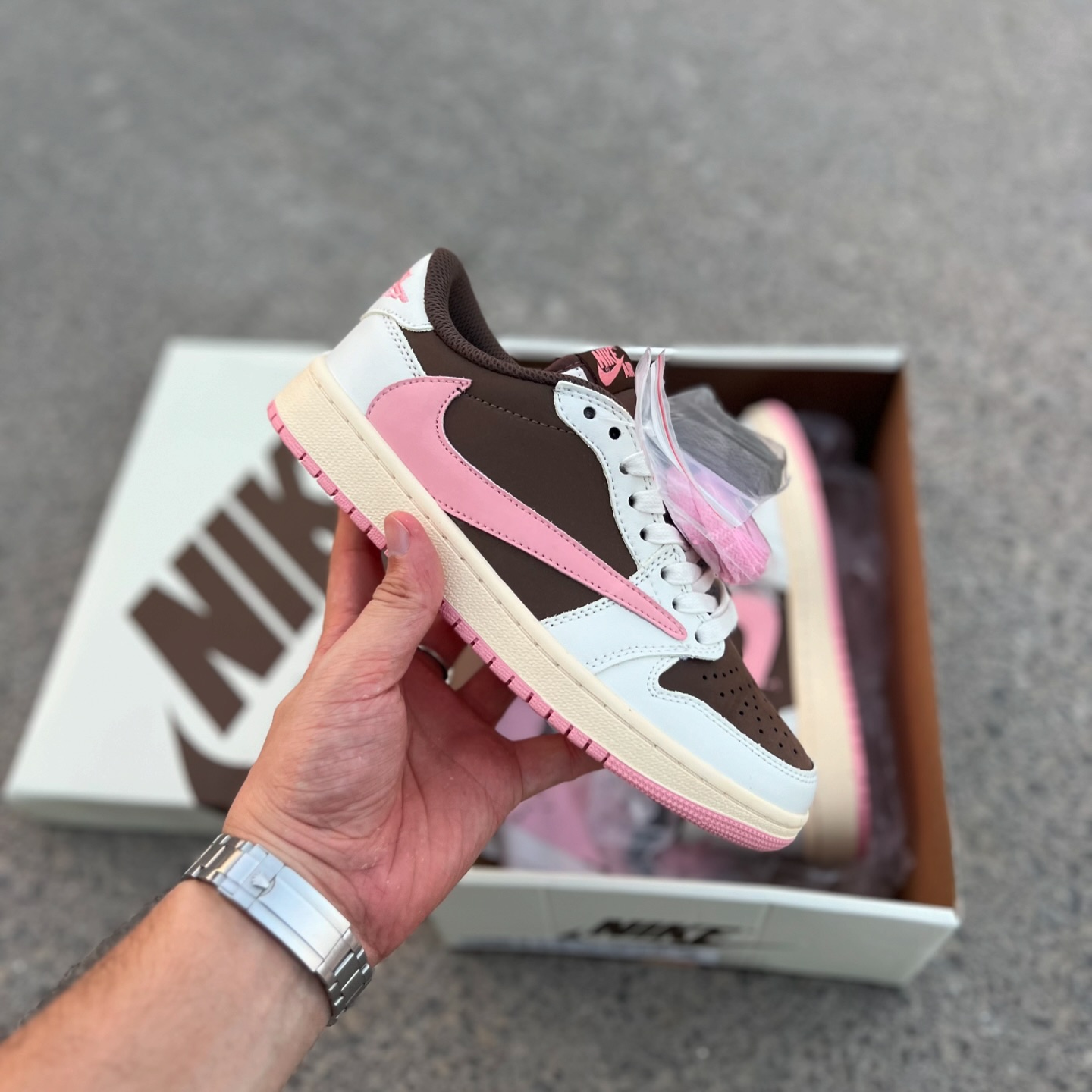 کفش کتونی زنانه نایک ایر جردن 1 Low Travis Scott - Image 2