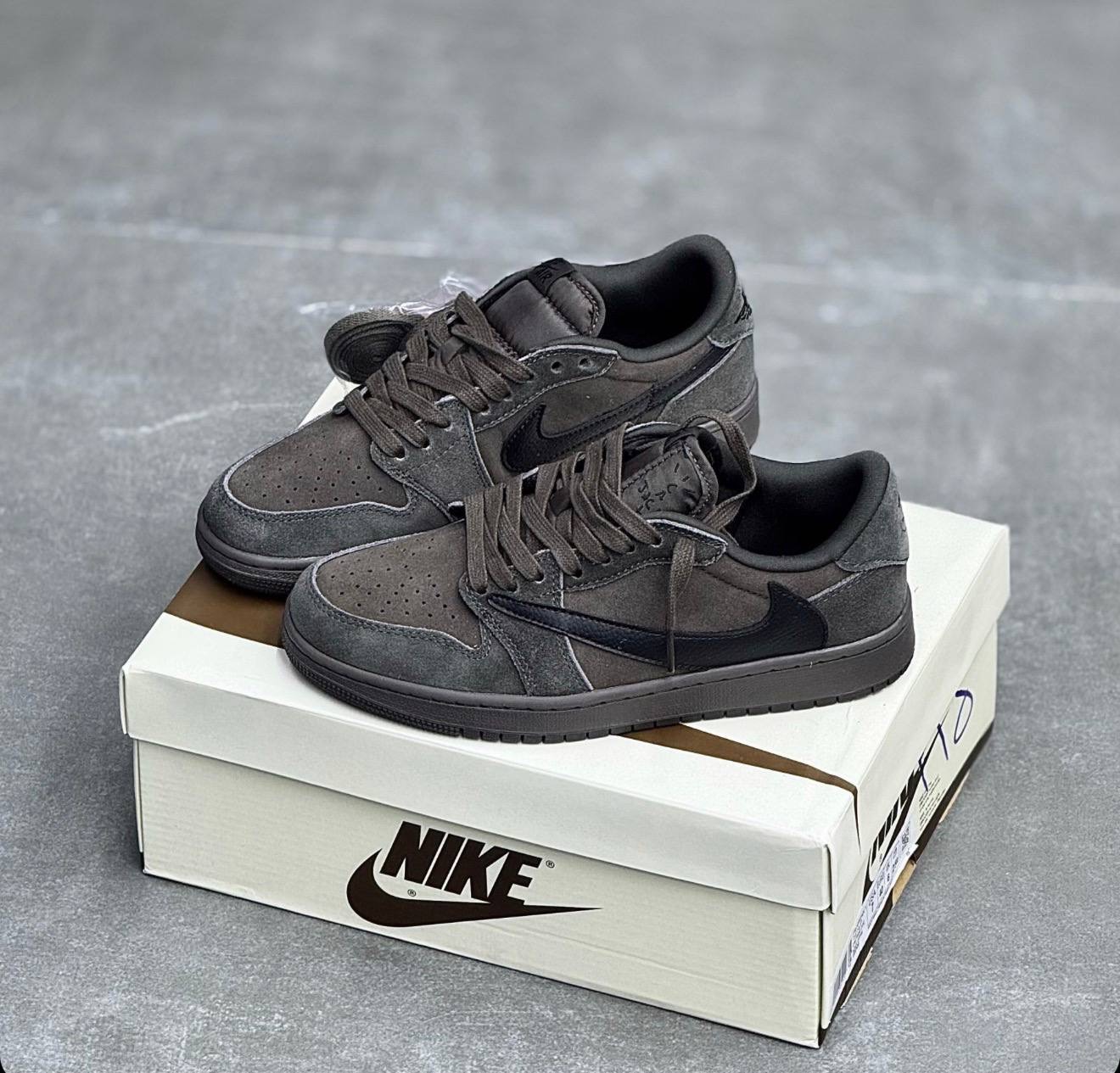 کفش کتونی مردانه نایک ایر جردن ۱ تراویس اسکات موکا Nike Air Jordan 1 Travis Scott x Velvet Brown - Image 2